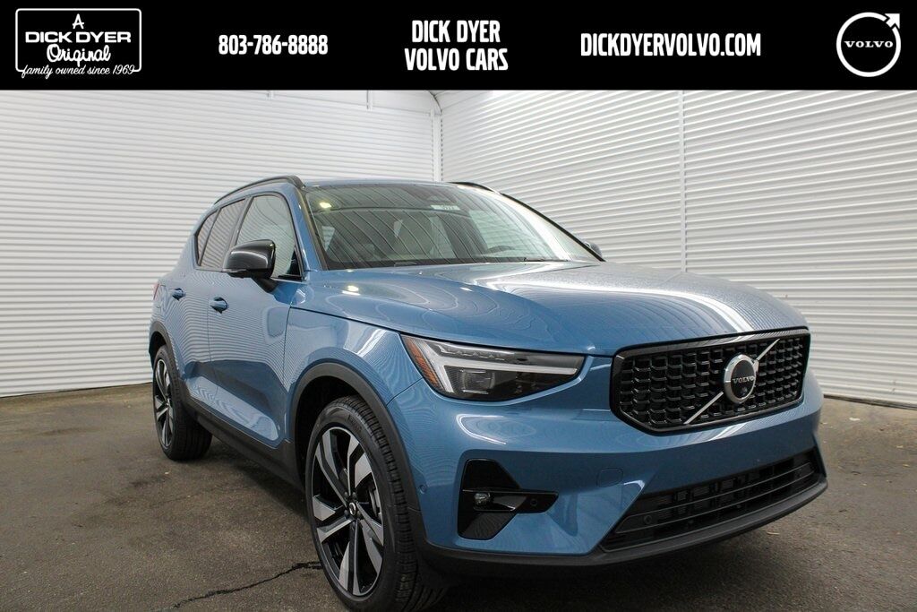 2025 VOLVO XC40