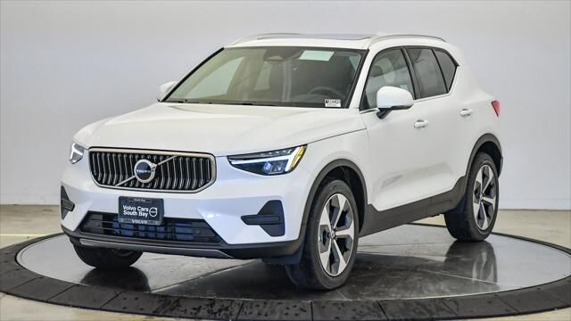 2025 VOLVO XC40