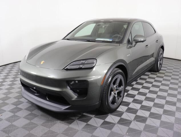 2025 PORSCHE Macan