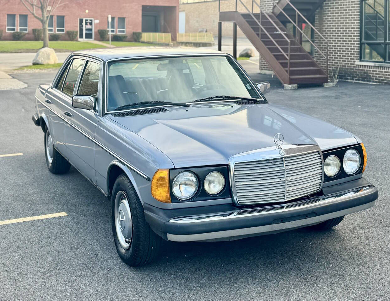 1981 MERCEDES-BENZ 240