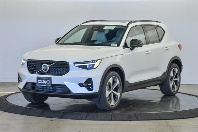 2025 VOLVO XC40