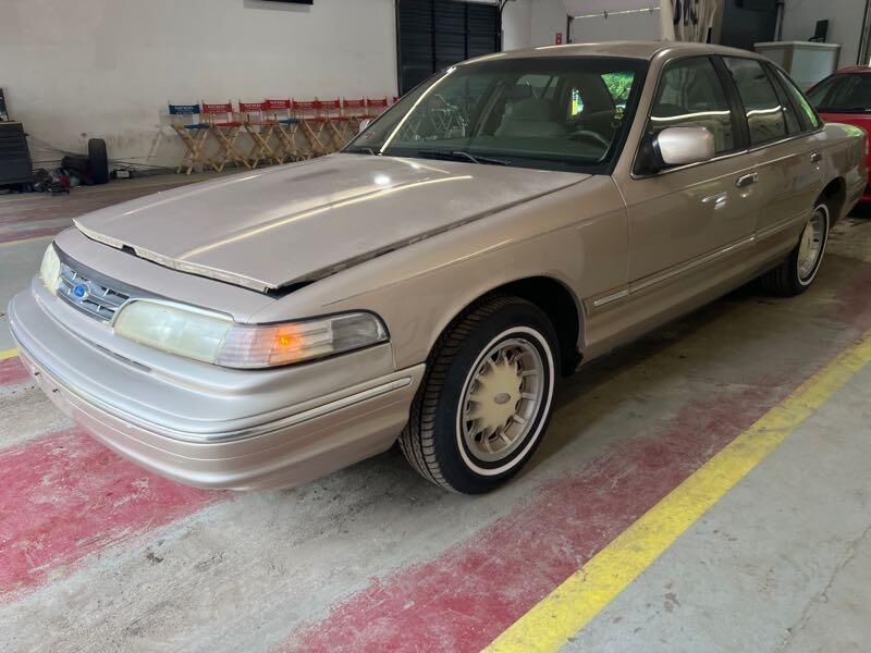 Ford Crown Victoria