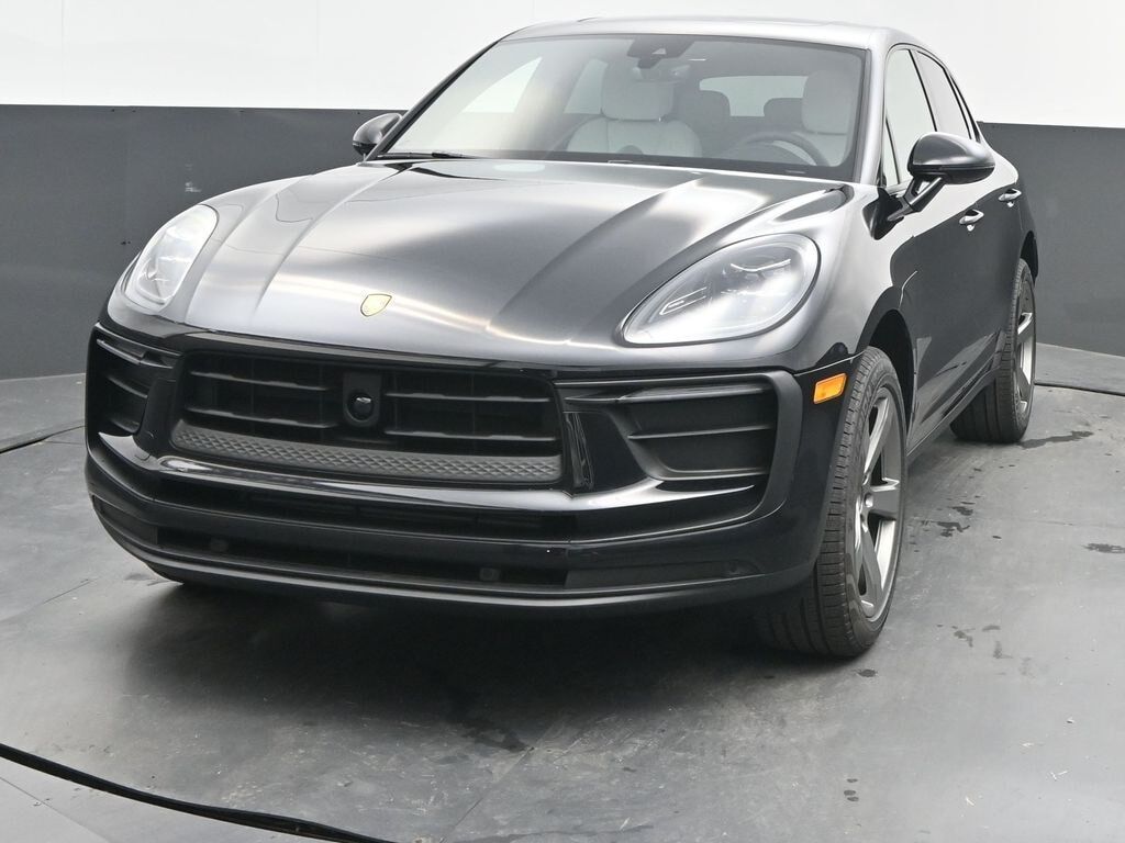 2025 PORSCHE Macan