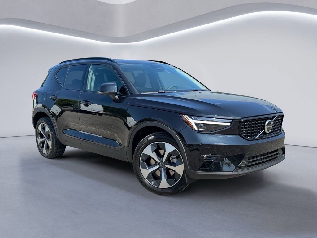 2026 VOLVO XC40