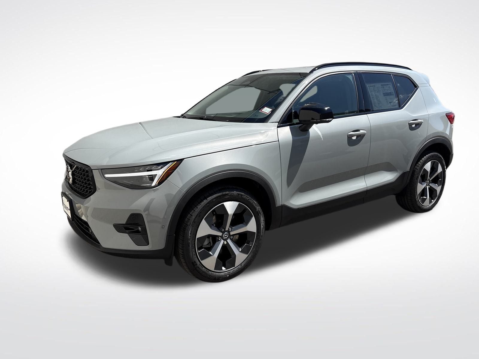2026 VOLVO XC40