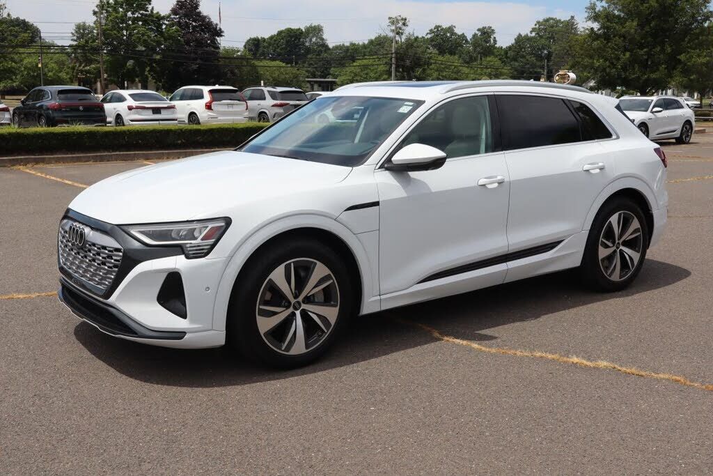 2024 AUDI Q8