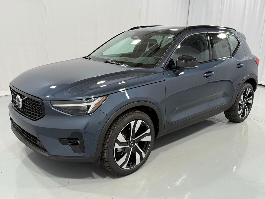 2026 VOLVO XC40