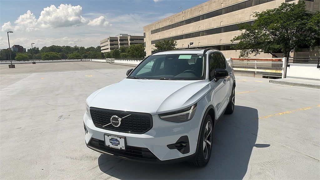 2026 VOLVO XC40