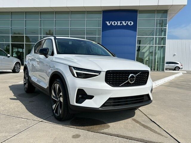 2025 VOLVO XC40