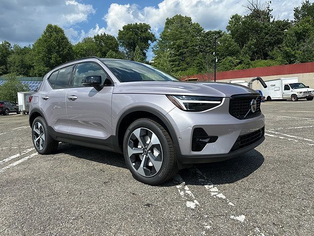 2026 VOLVO XC40