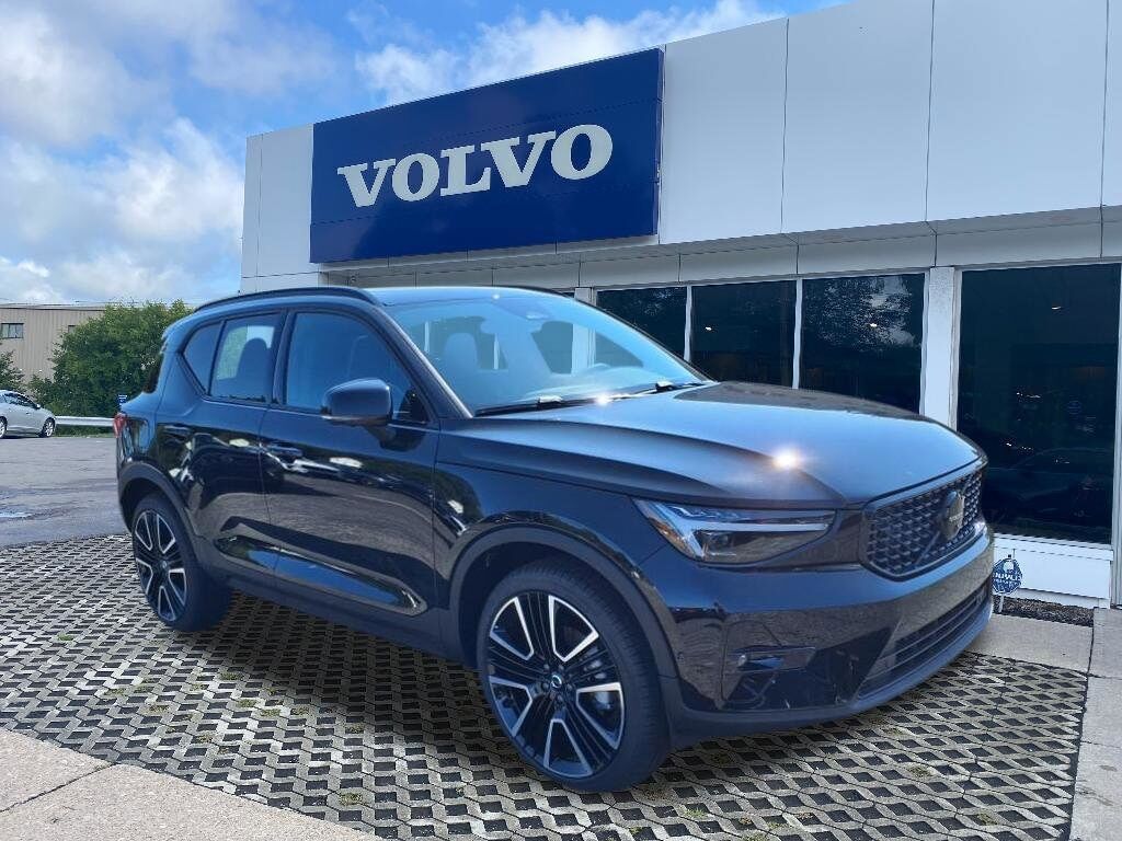 2026 VOLVO XC40