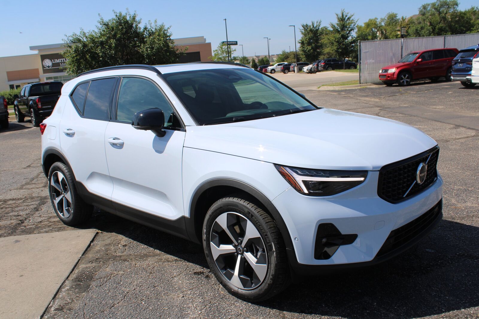 2026 VOLVO XC40