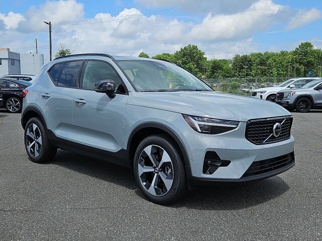 2026 VOLVO XC40