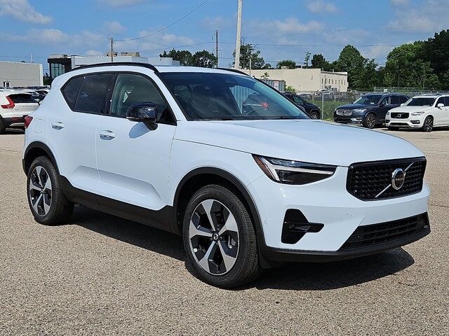 2026 VOLVO XC40