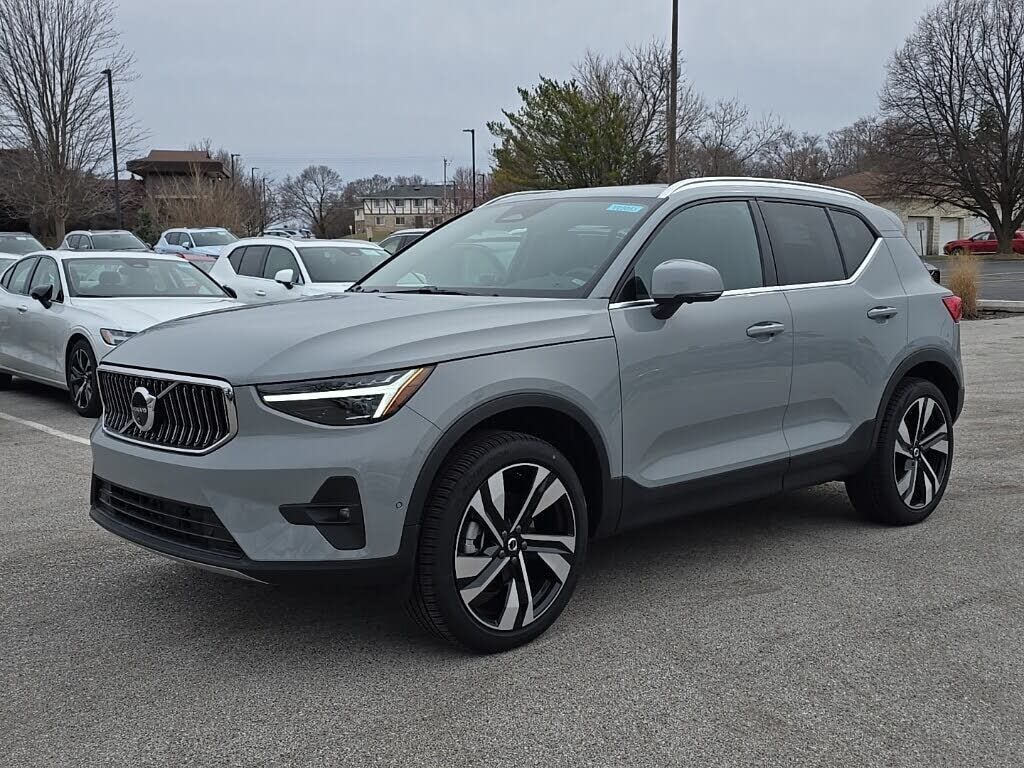 2025 VOLVO XC40