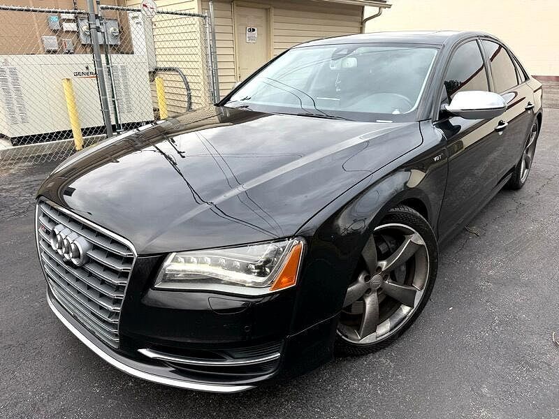 2013 AUDI S8