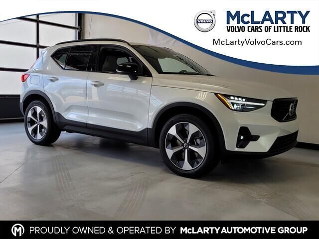 2026 VOLVO XC40