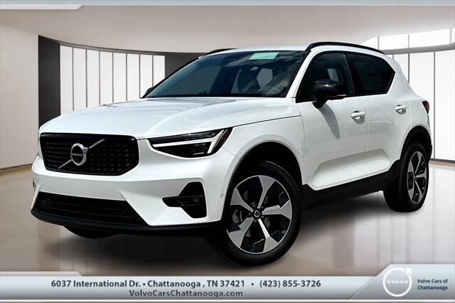 2026 VOLVO XC40