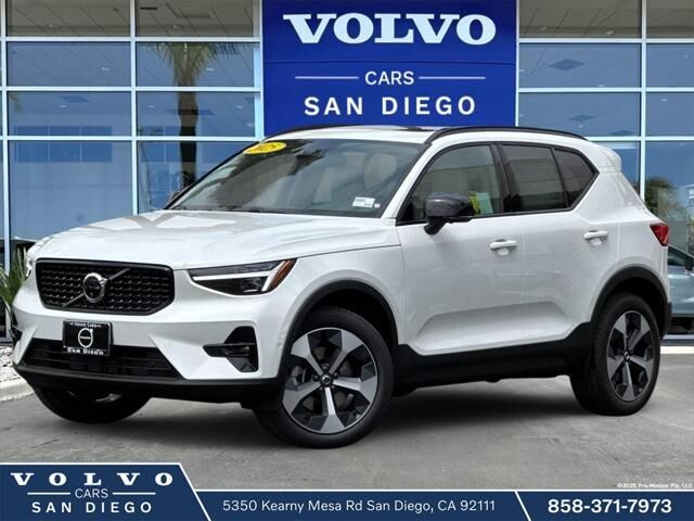 2026 VOLVO XC40