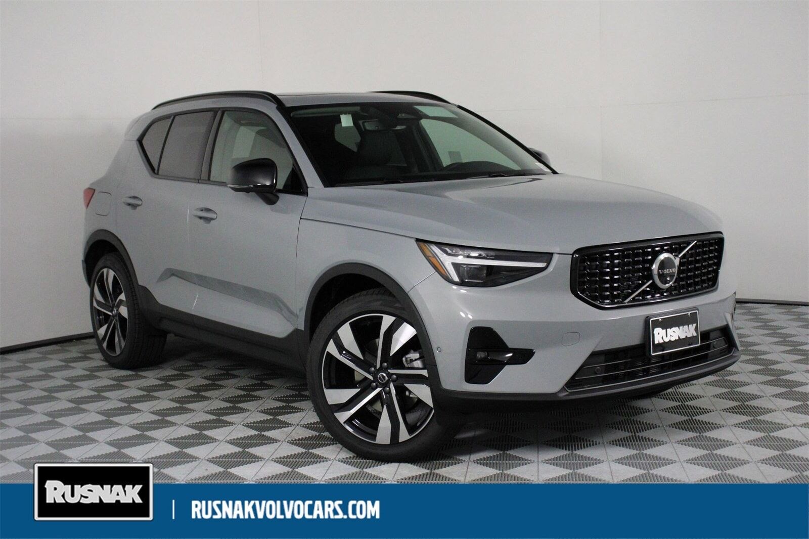 2025 VOLVO XC40