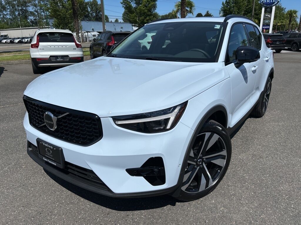 2026 VOLVO XC40