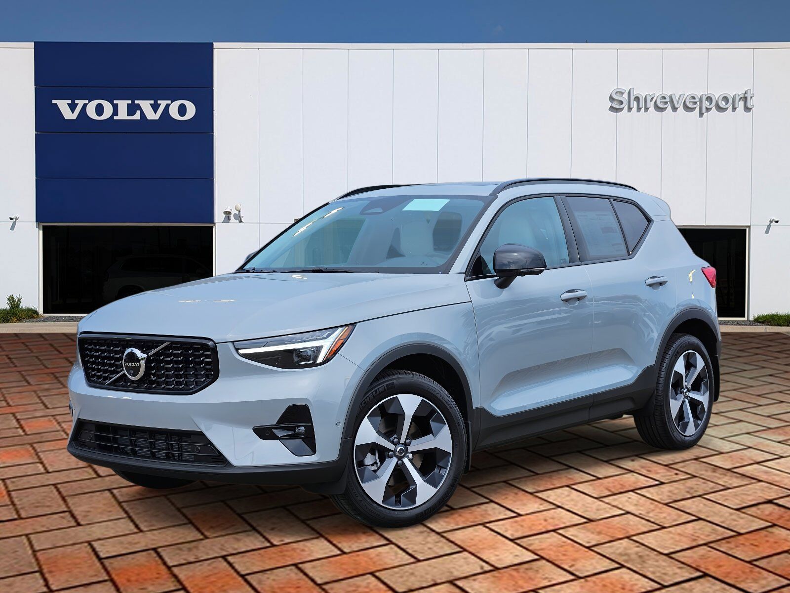 2026 VOLVO XC40