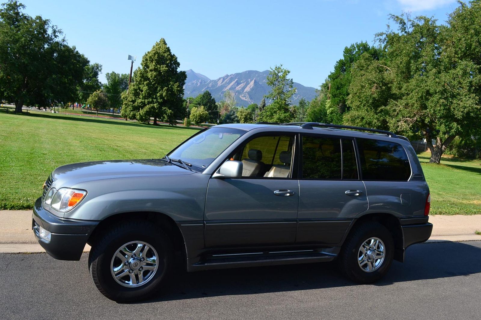 2002 LEXUS LX