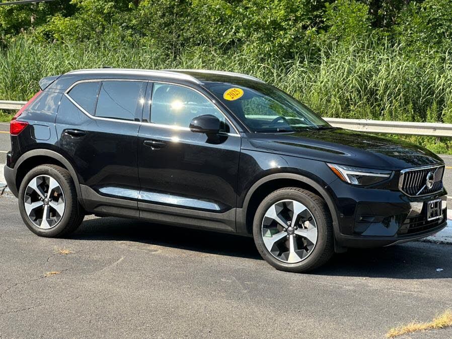 2025 VOLVO XC40