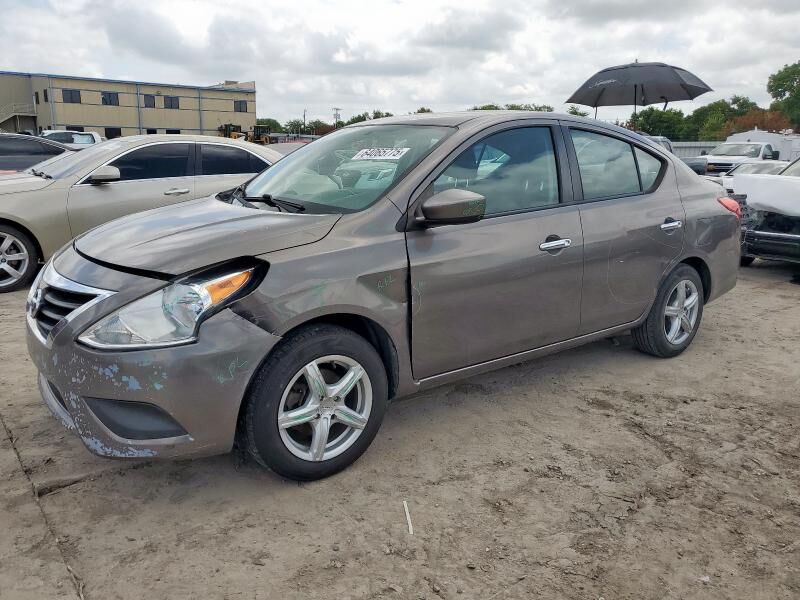 Nissan Versa