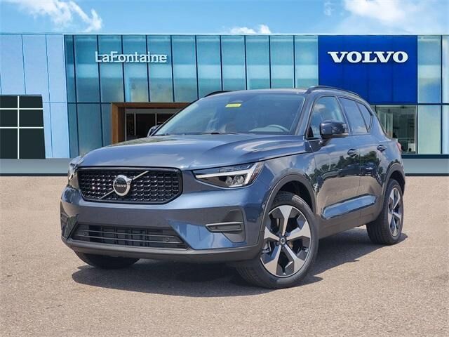 2026 VOLVO XC40