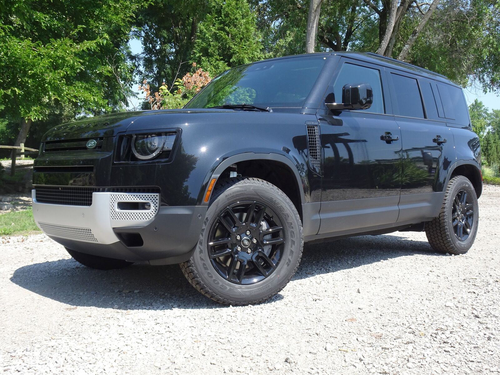 2025 LAND ROVER Defender