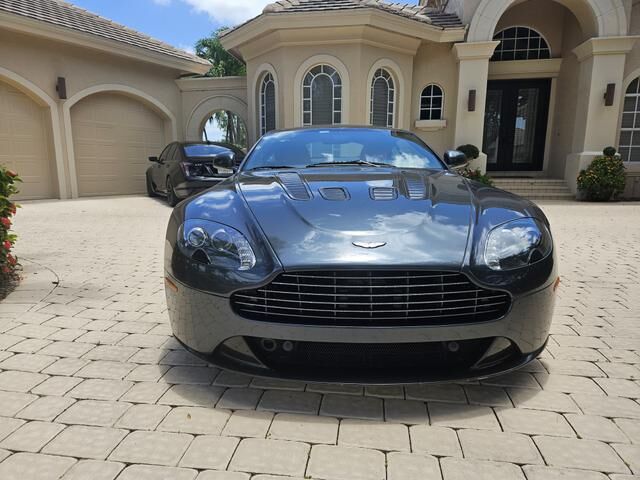 Aston Martin V12 Vantage
