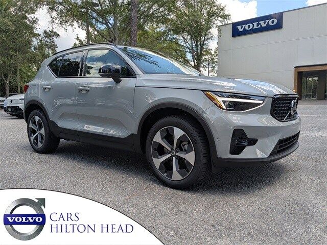 2026 VOLVO XC40