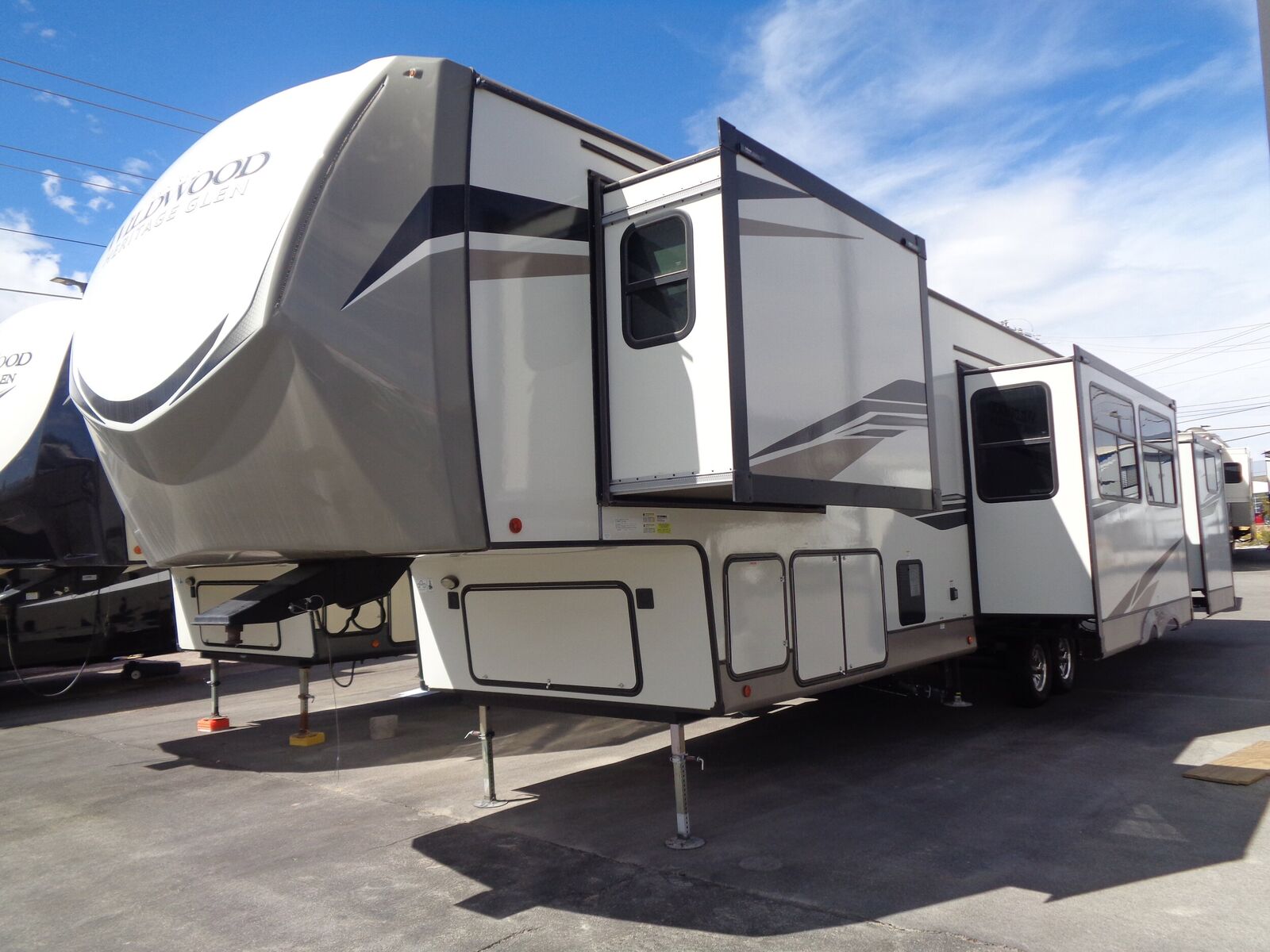 2022 FOREST RIVER Wildwood Laminated Towables