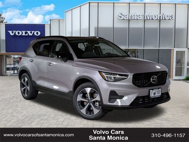 2026 VOLVO XC40