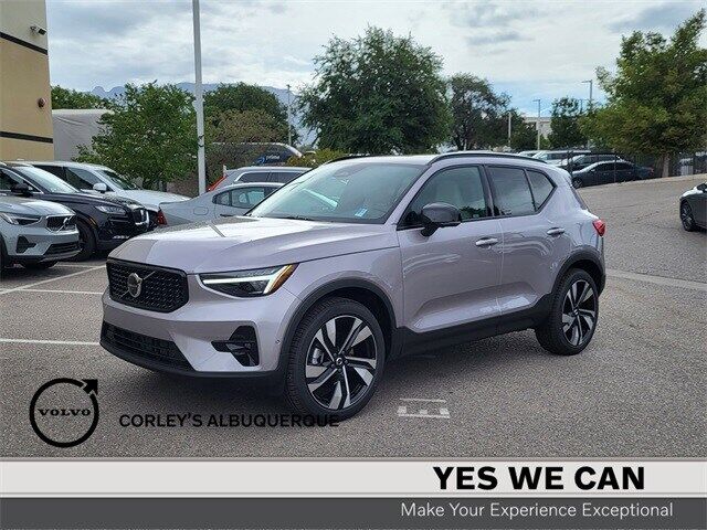 2026 VOLVO XC40
