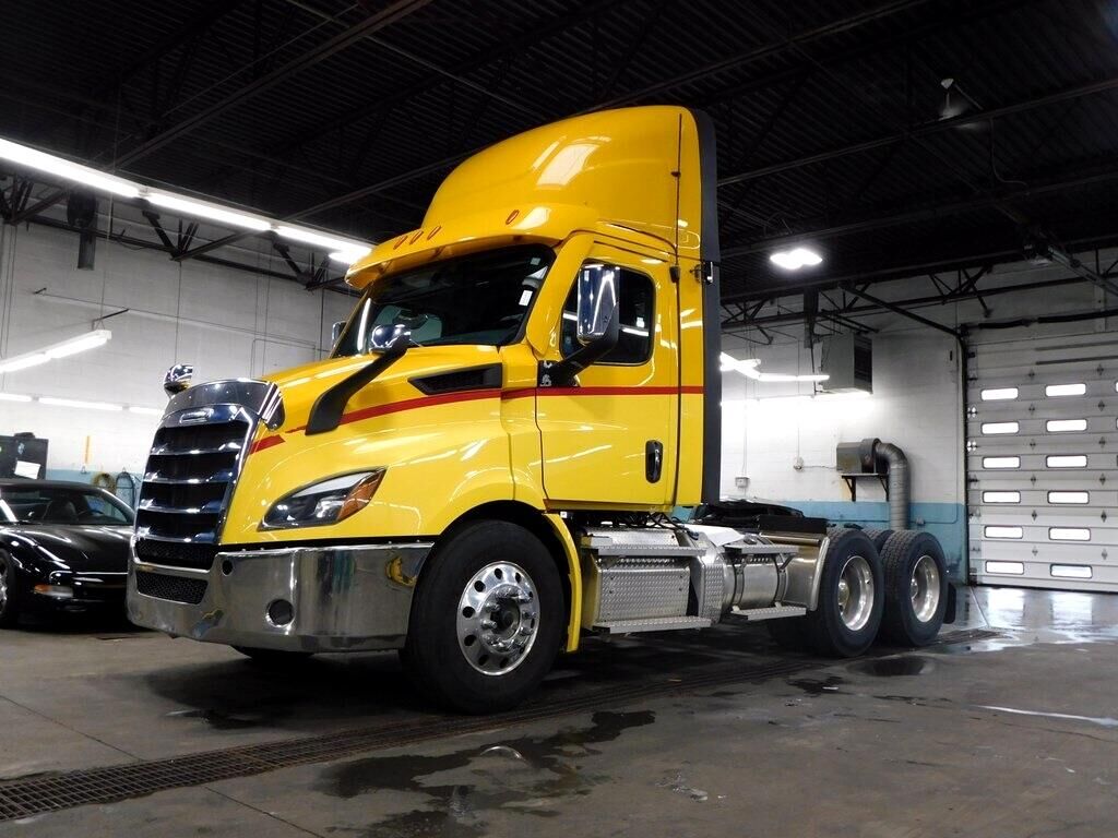 2021 FREIGHTLINER Cascadia