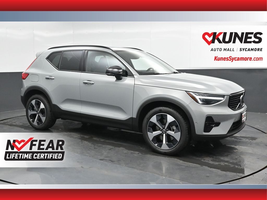 2026 VOLVO XC40