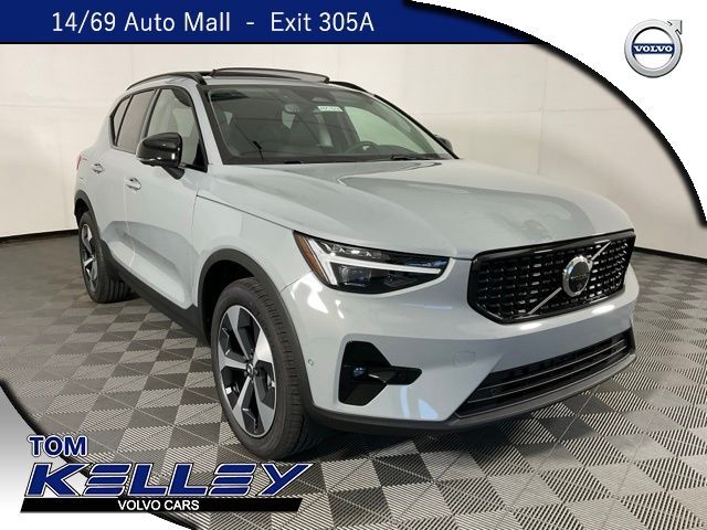 2026 VOLVO XC40