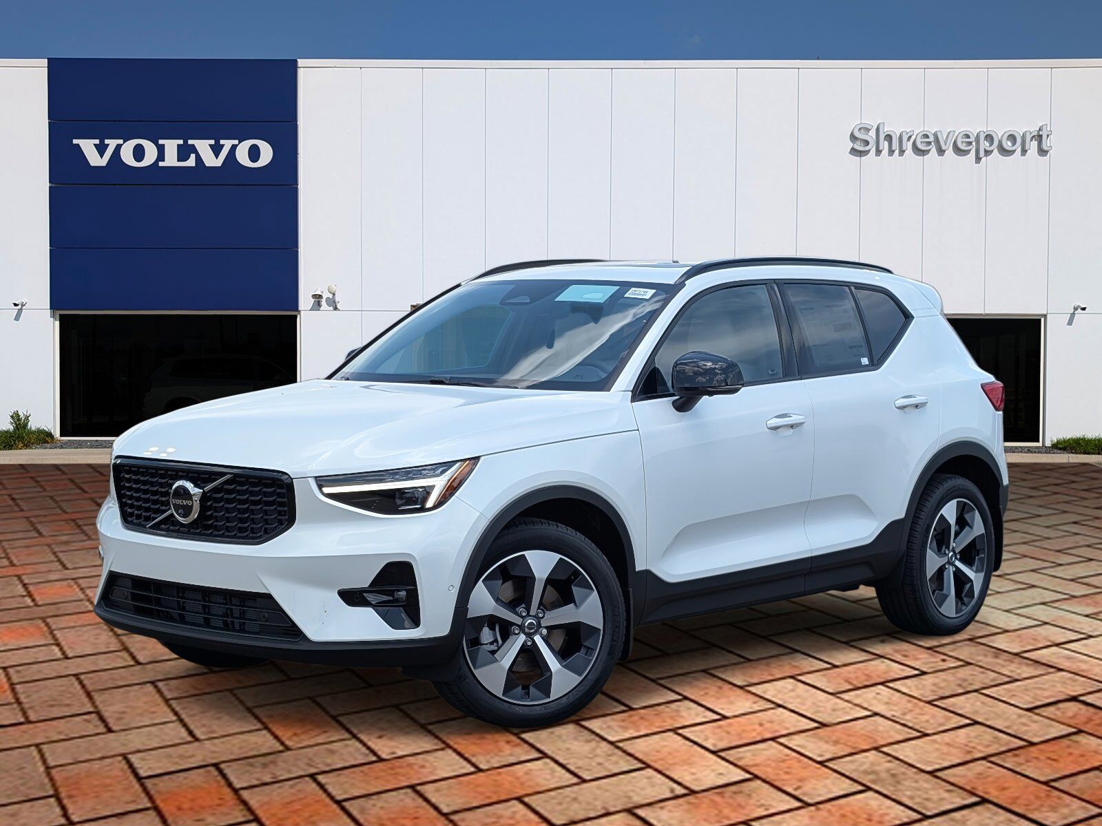 2026 VOLVO XC40