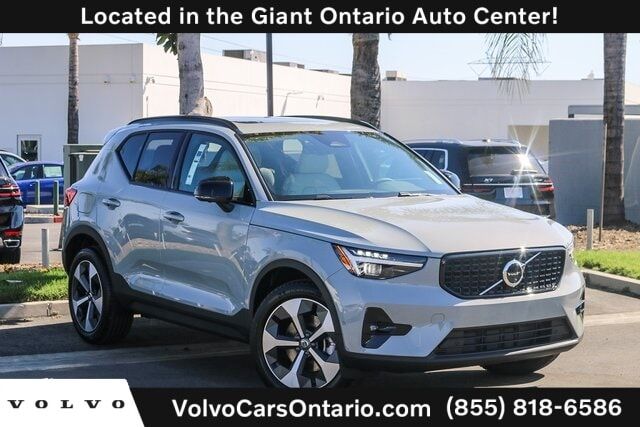 2026 VOLVO XC40