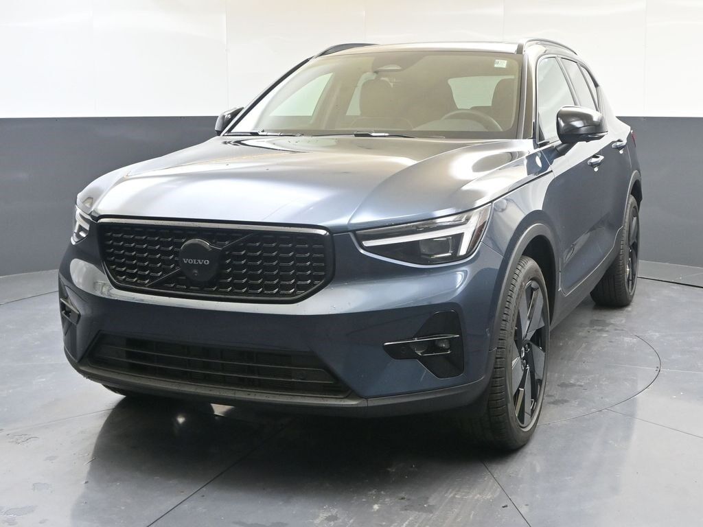 2026 VOLVO XC40