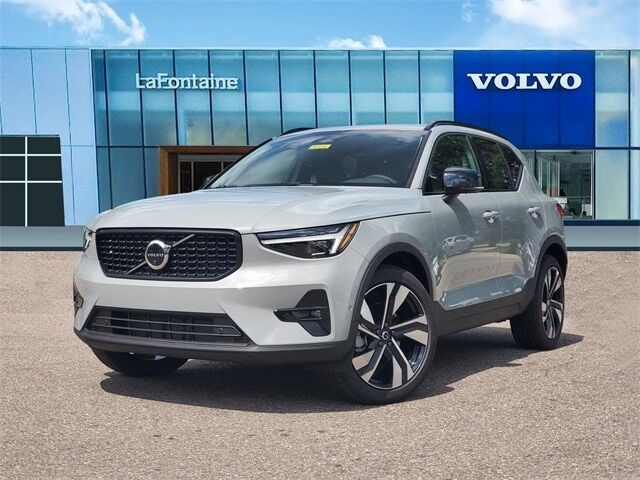 2026 VOLVO XC40