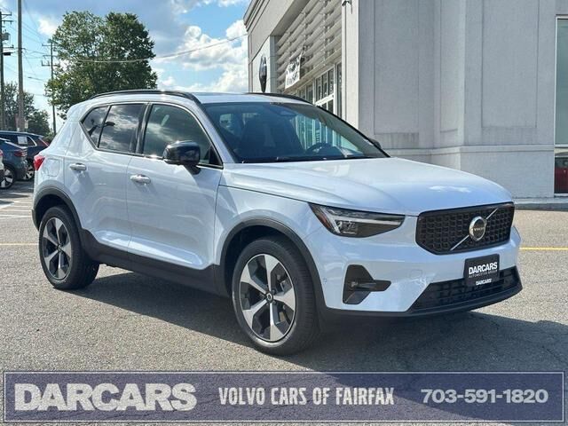 2026 VOLVO XC40