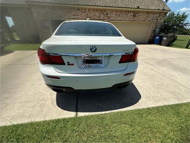 BMW 740i