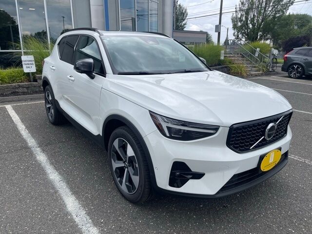 2026 VOLVO XC40