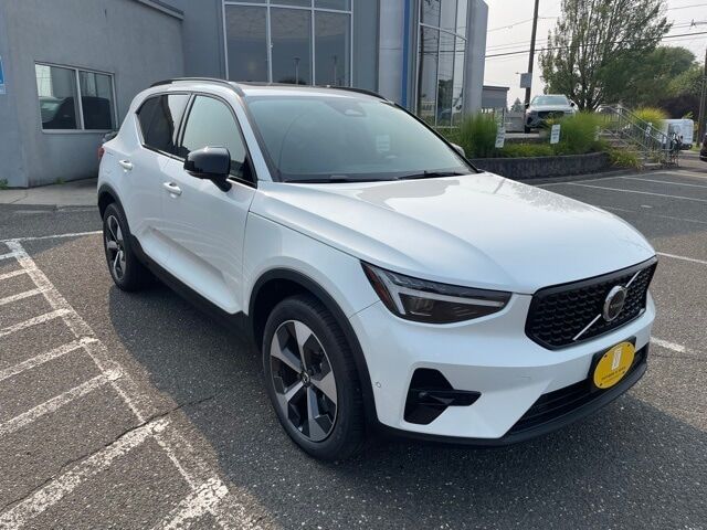 2026 VOLVO XC40