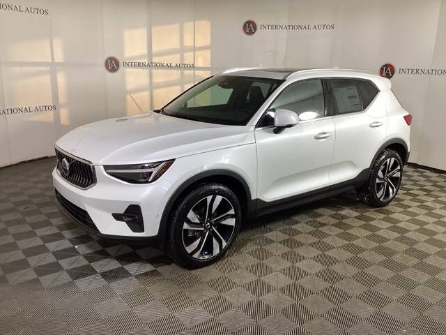 2025 VOLVO XC40