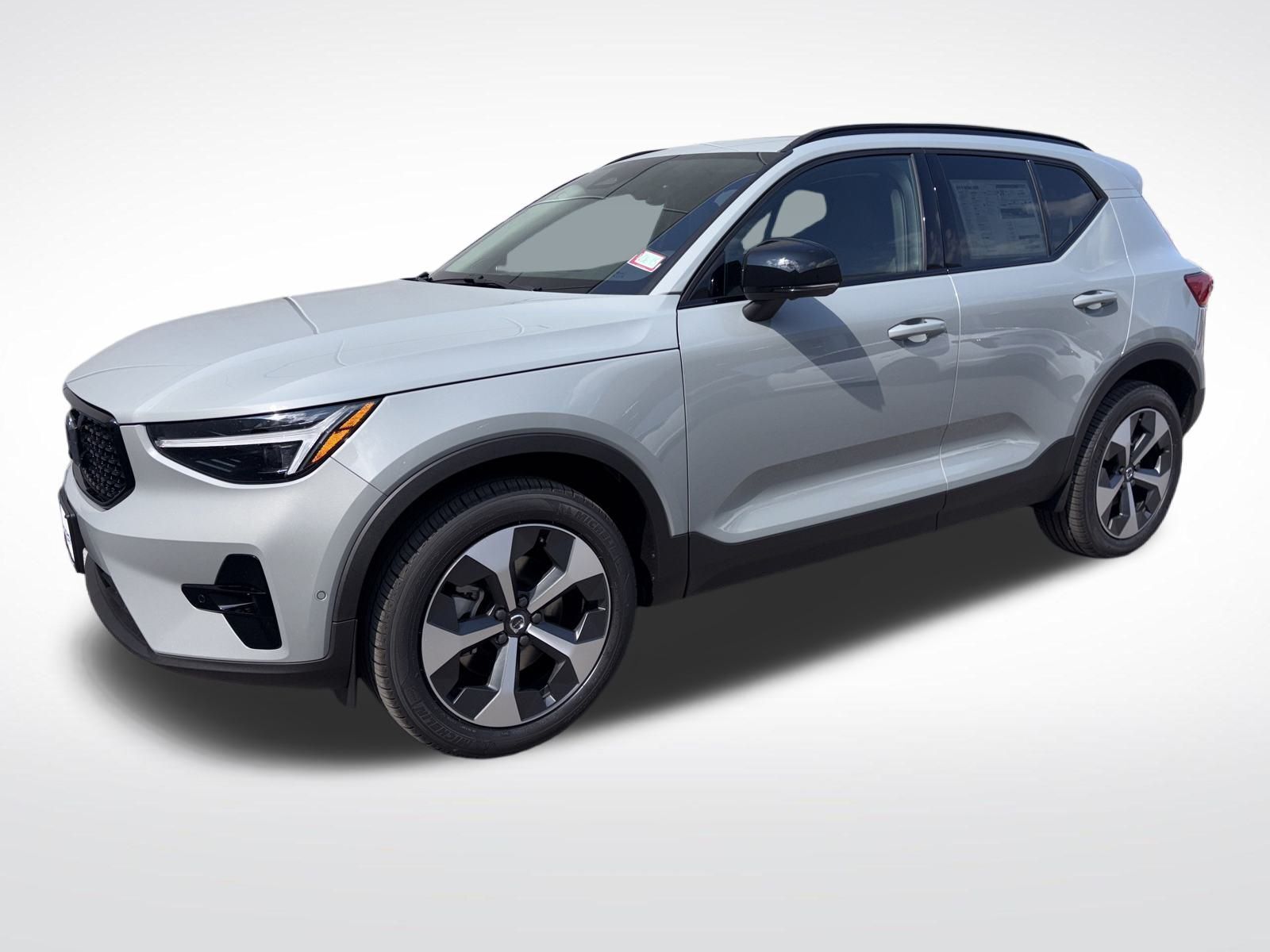 2026 VOLVO XC40