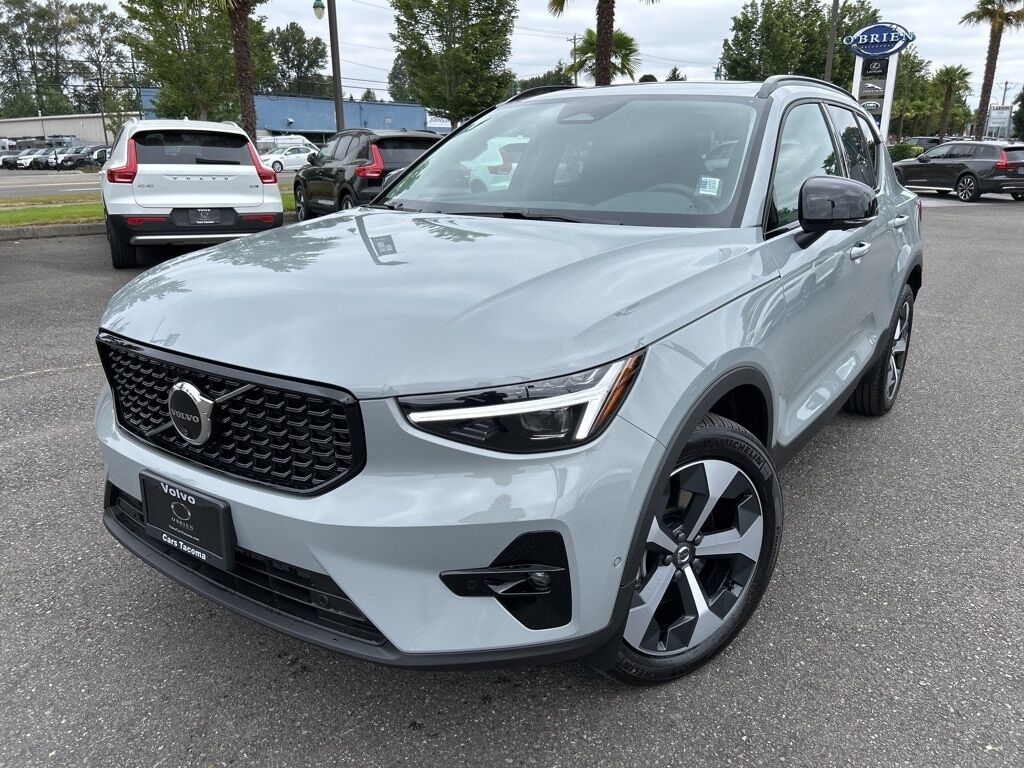 2026 VOLVO XC40